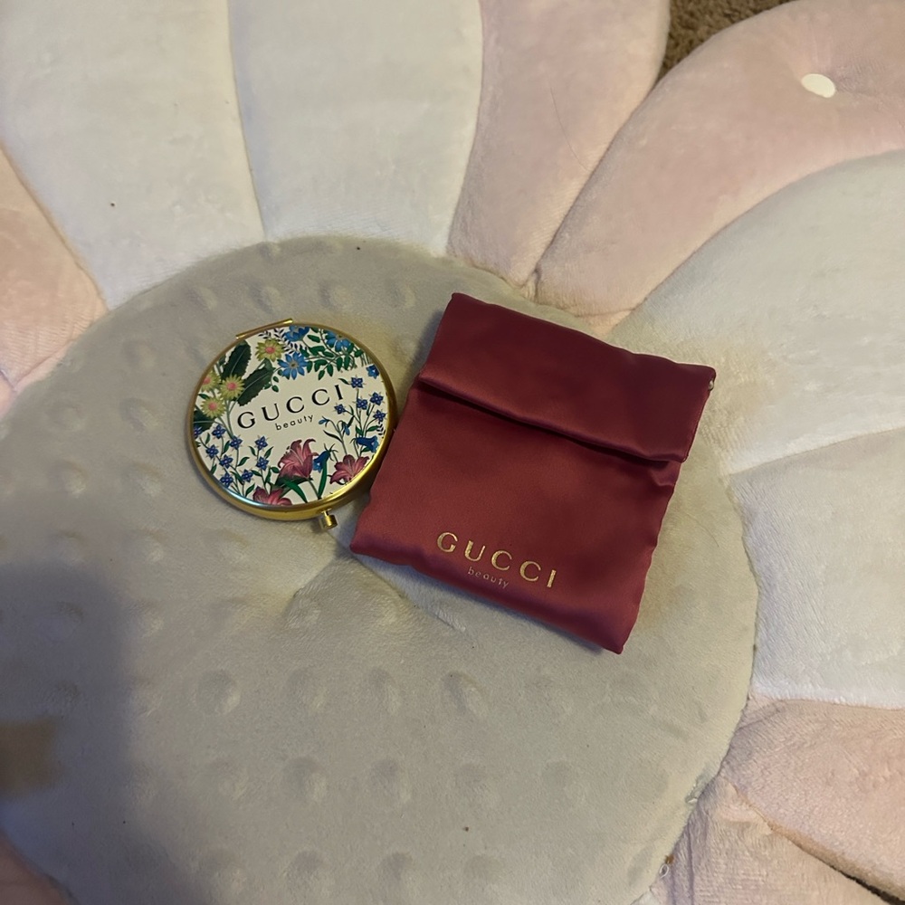 Gucci Floral Compact with Burgundy Pouch - Picture 4 of 4